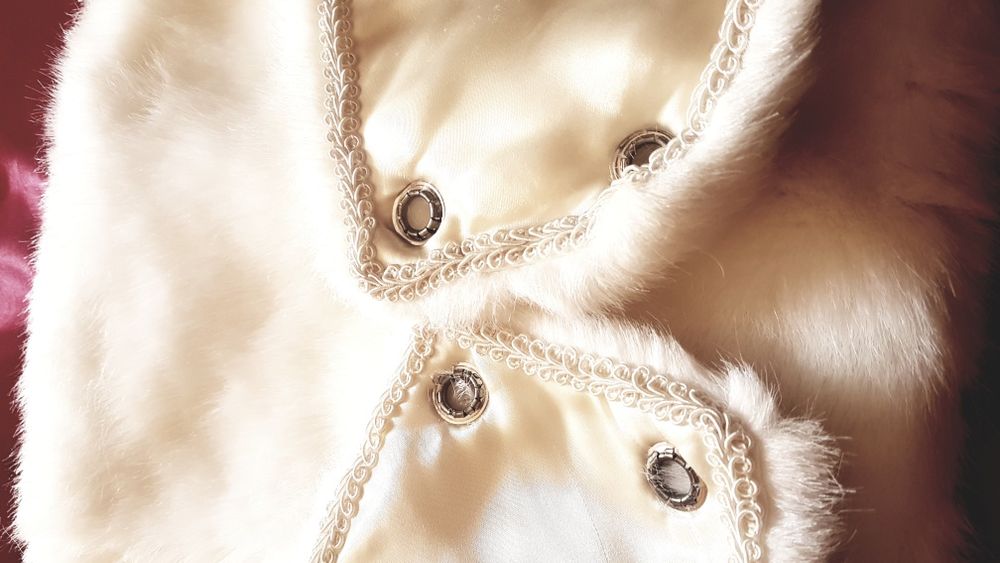 Белая свадебная пушистая накидка