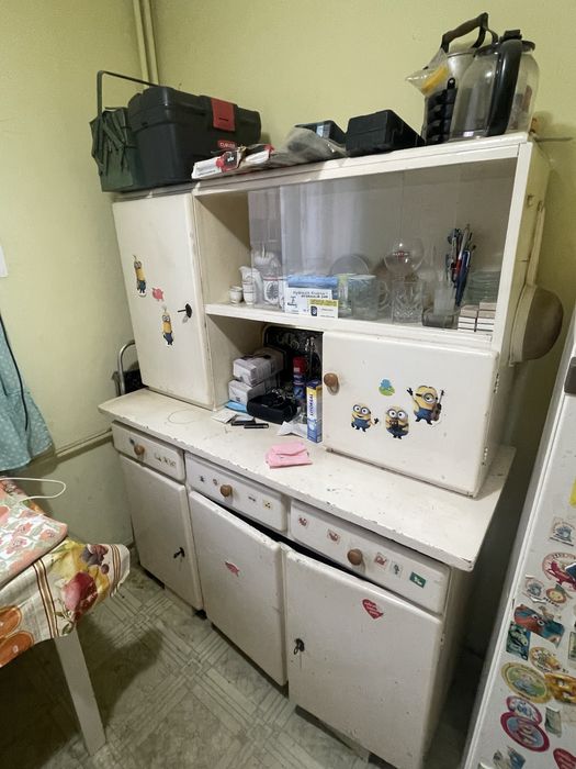 Kredens z czasów PRL