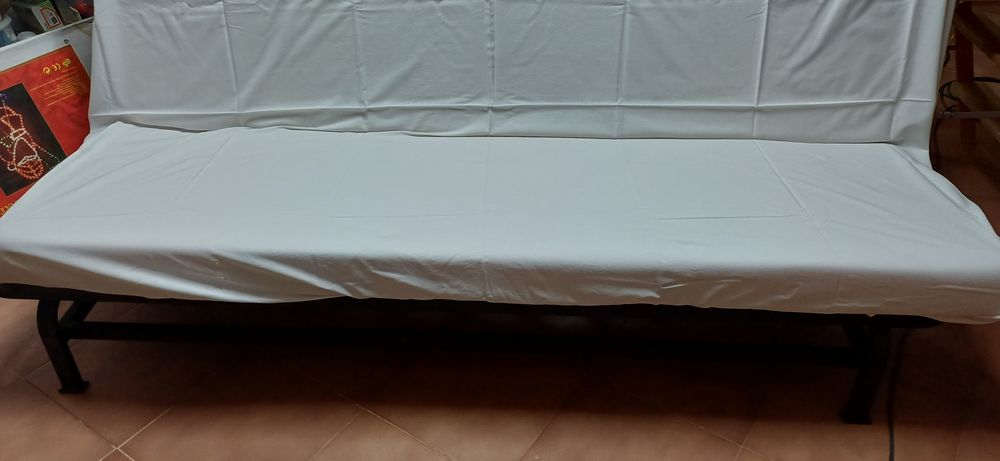 Sofá  cama com estrutura impecável e colchão