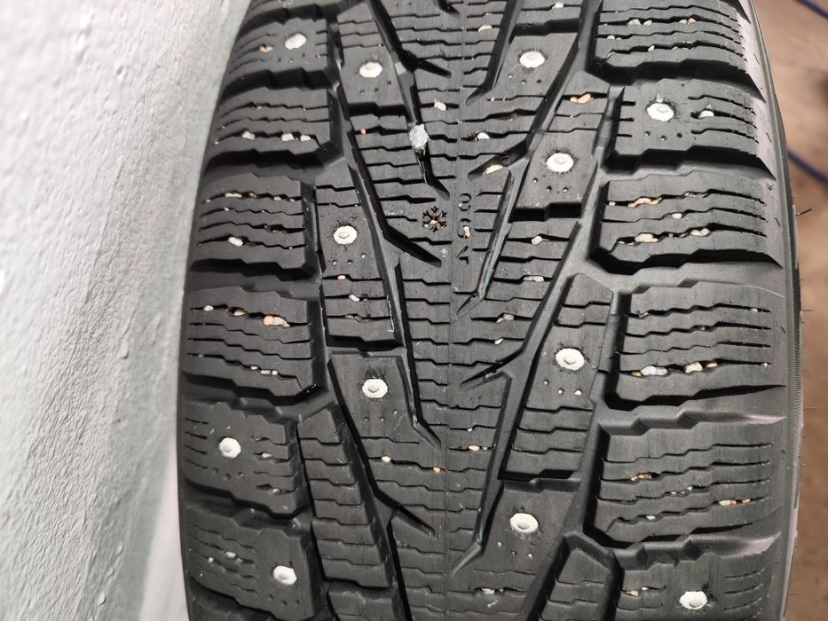 Диски і шиповані шини nokian hakkapeliitta  7 suv 215/70 R16