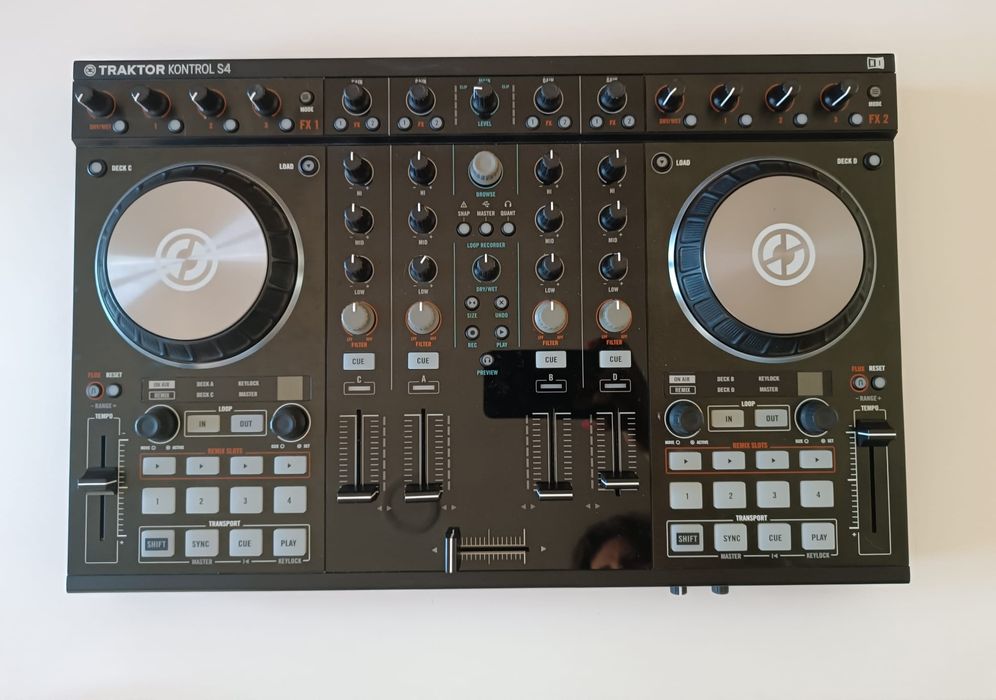 Traktor Kontrol S4 MK2 + Traktor Flightcase