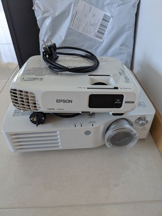Projetor Marca Panasonic e Epson