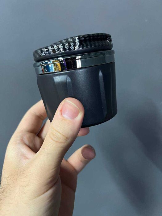 Автомобильная пепельница БМВ с подсветкой и карбоновой крышкой BMW