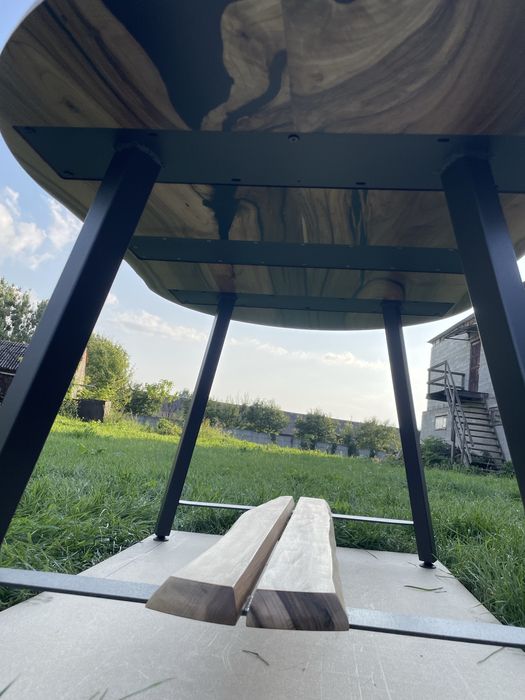 Стіл з горіха в стилі лофт з епоксидною смолою