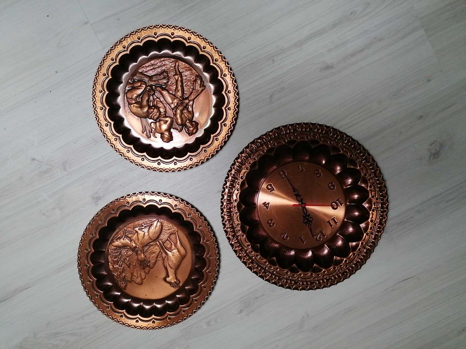 Pratos decorativos em cobre, sendo que um é relógio de parede.427751090401454081