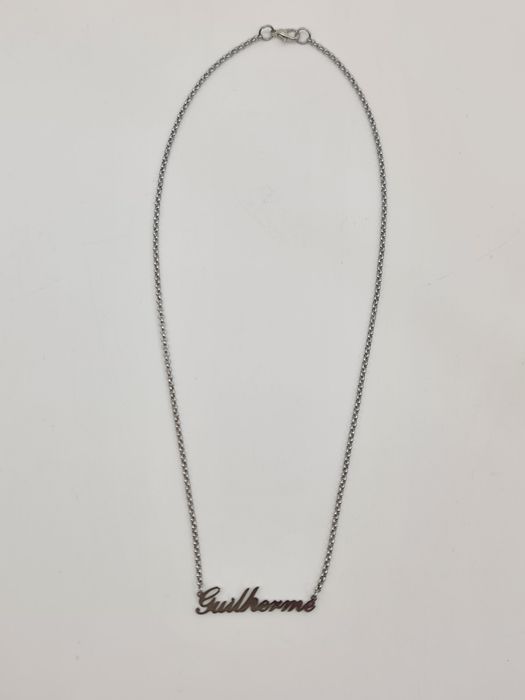 Colar prateado com nome Guilherme