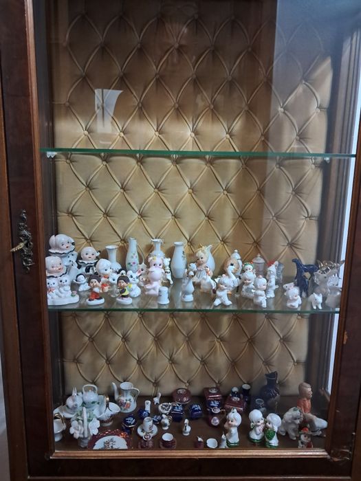 Vitrine  de madeira com estofo creme