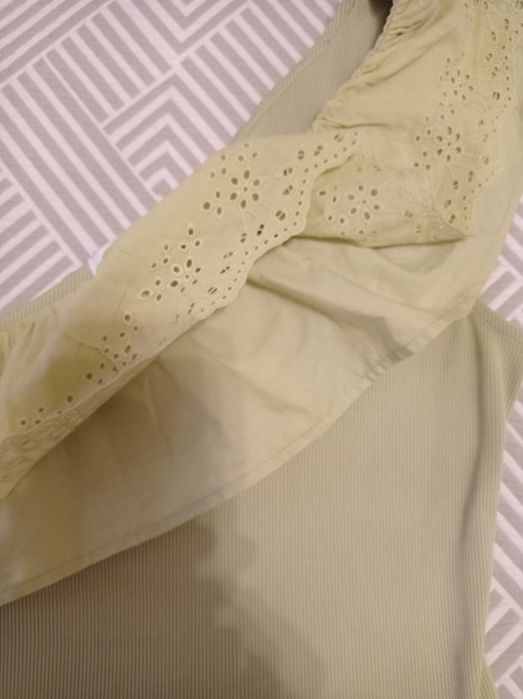 Top verde com folho e bordado inglês