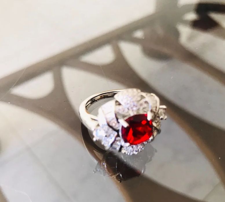 Anel de pedra preciosa estilo vintage à venda a preço especial.