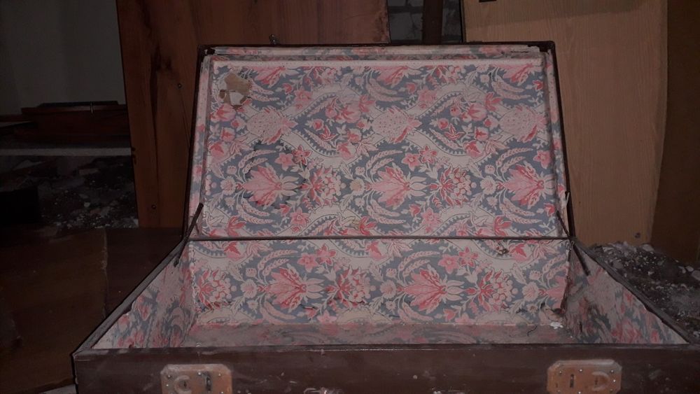 Старинный чемодан (сундук ).