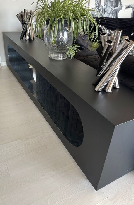 Aparador de decoracao , preto lacado, mas forrado de preto baço