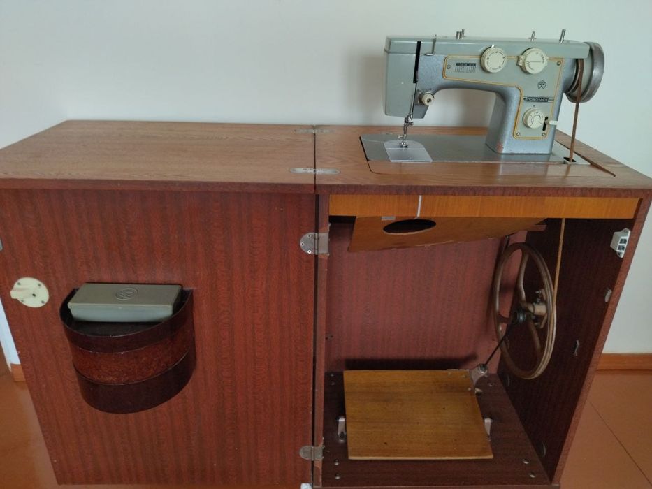 Швейна машинка "Подільськ 142", Працює, в хорошому стані.