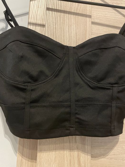 Top czarny na ramiączkach imprezowy