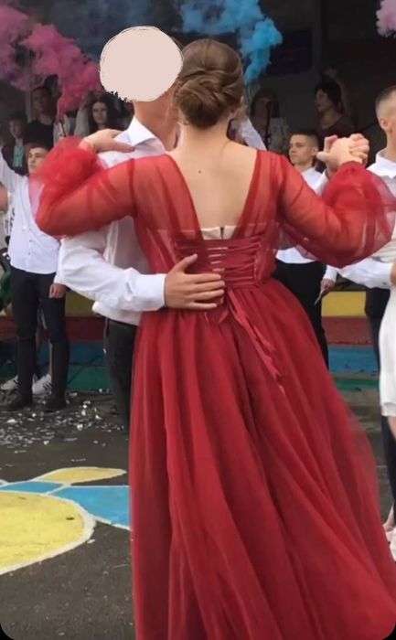 Випускна червона сукня