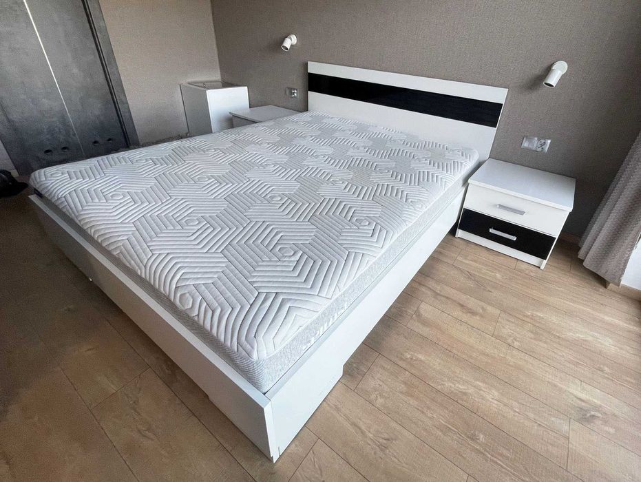 Sprzedam łóżko 160/200 z szafkami nocnymi
