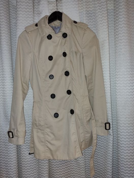 Gabardina Bershka creme