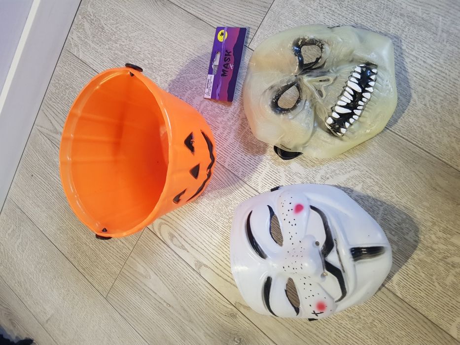 Maski z wiaderkiem na Halloween