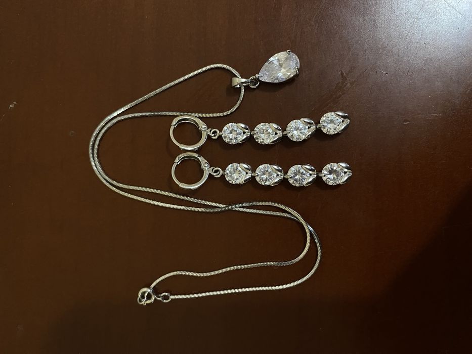 Прикраси (намисто з кулоном і сережки)