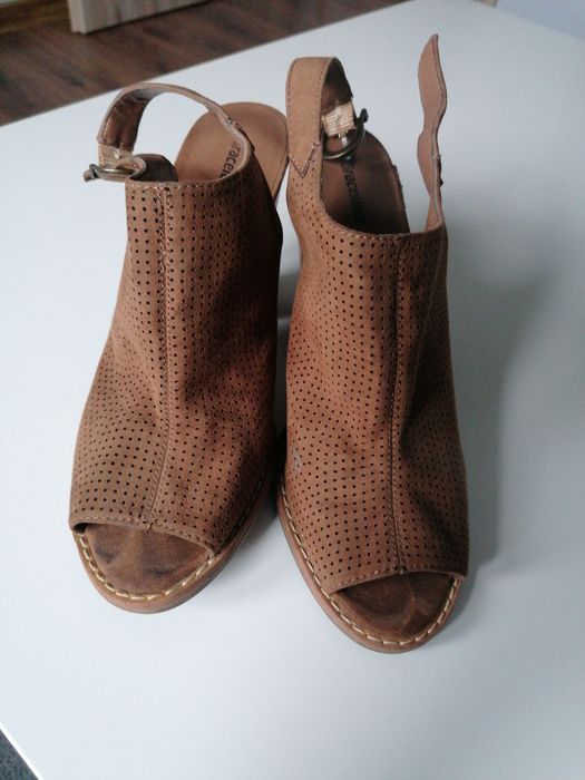 Damskie buty na obcasie.