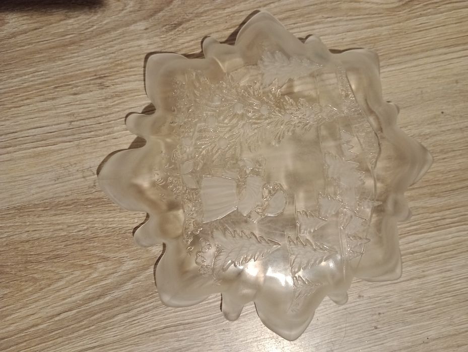 Patera świąteczna matowiona od spodu śred.25cm, głębokość 3,5cm...