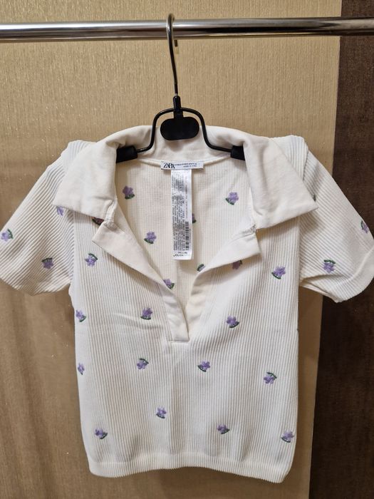 Поло ZARA в рубчик з вишитими квіточкам футболка