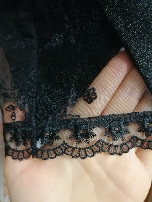 Черное платье с кружевом.