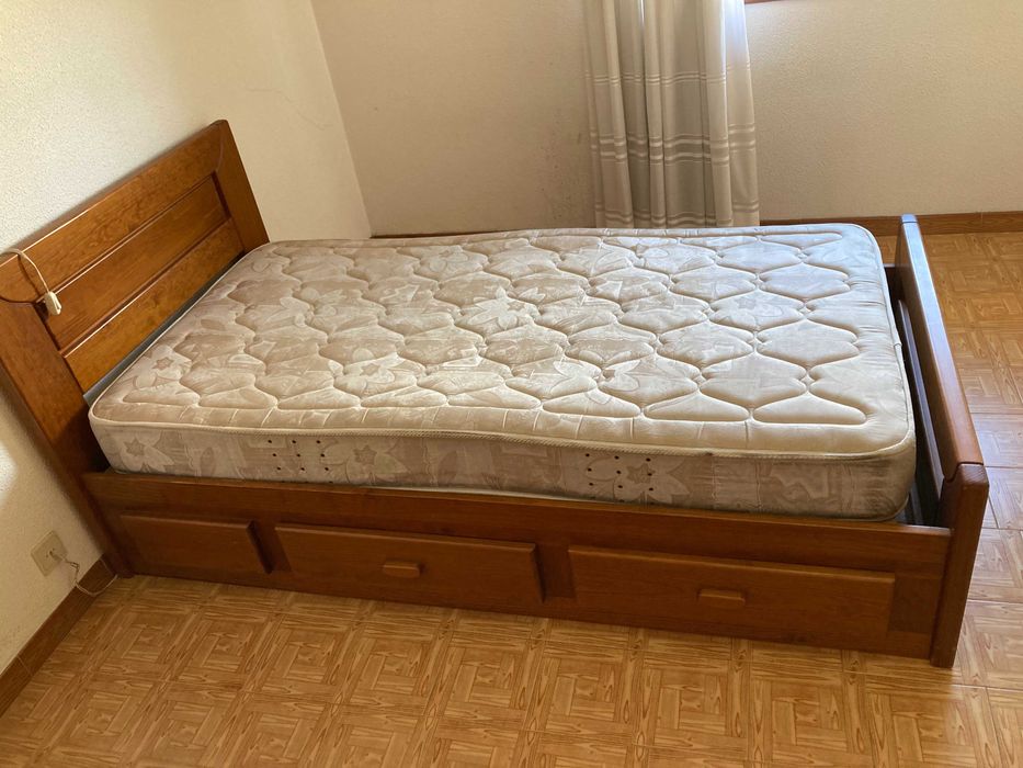 Cama de solteiro em madeira (com colchão)