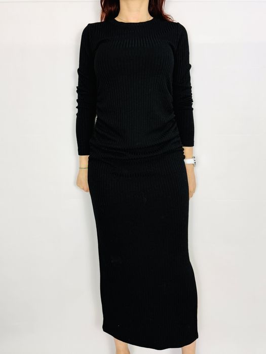 Czarna sukienka prążkowana midi M 38