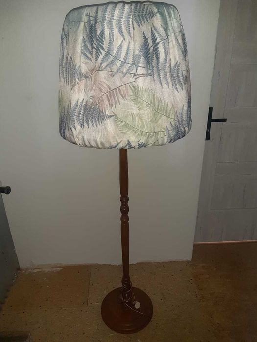 Stojąca lampa wysoka