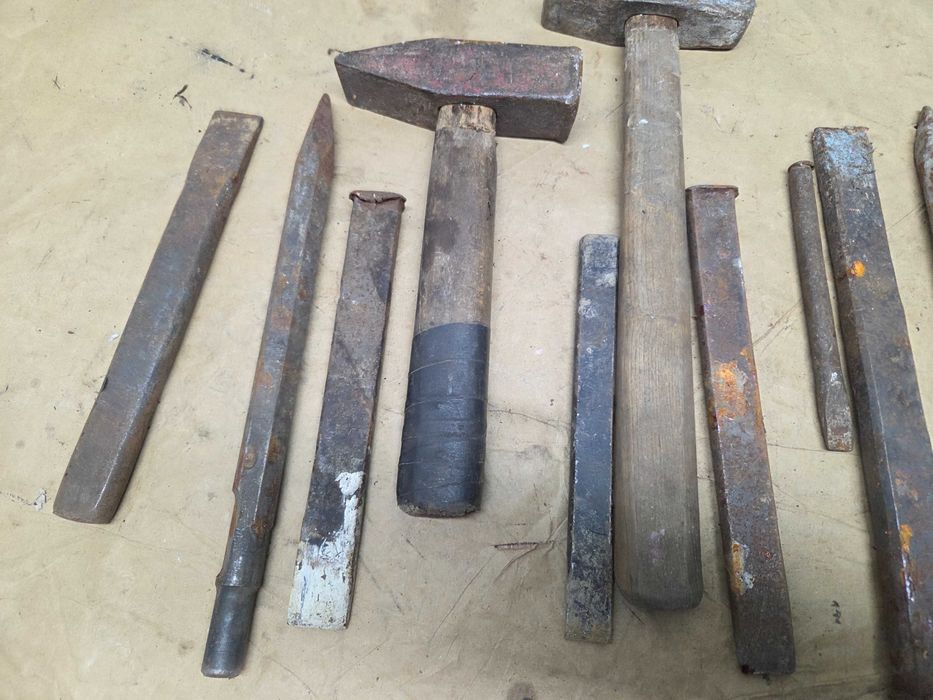 Zestaw stare przecinki, wybijaki, młotek starocie