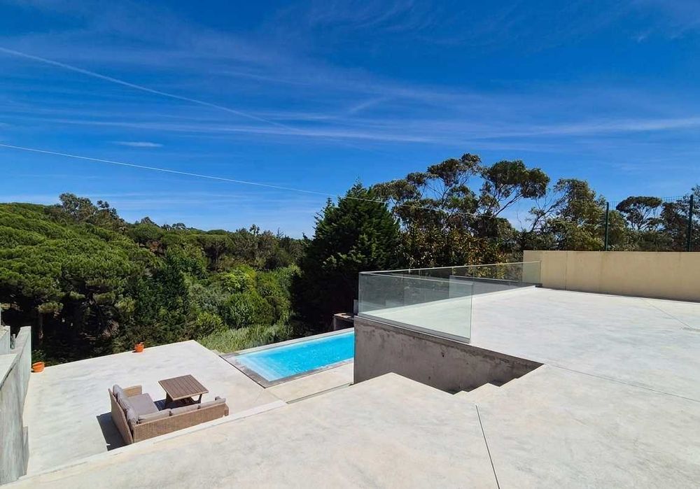 Moradia Isolada T4 com Vista Mar, Piscina e 2.000m² de Terreno