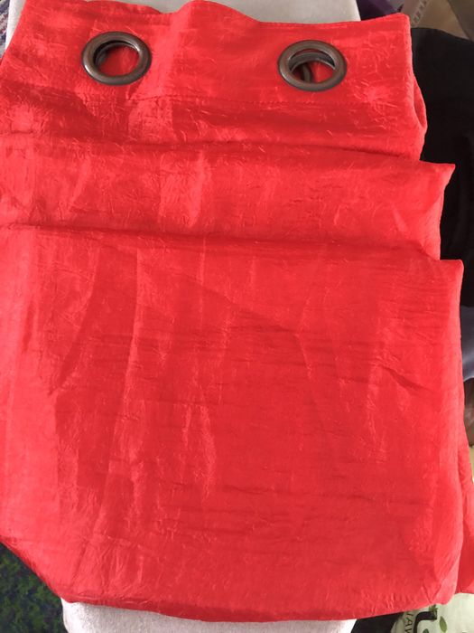 1 Cortina em organza de cor vermelha