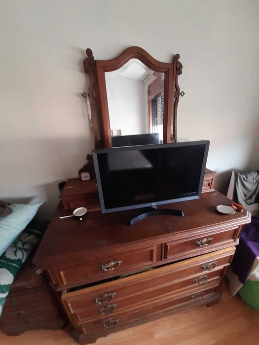 Cama com colchao e comoda