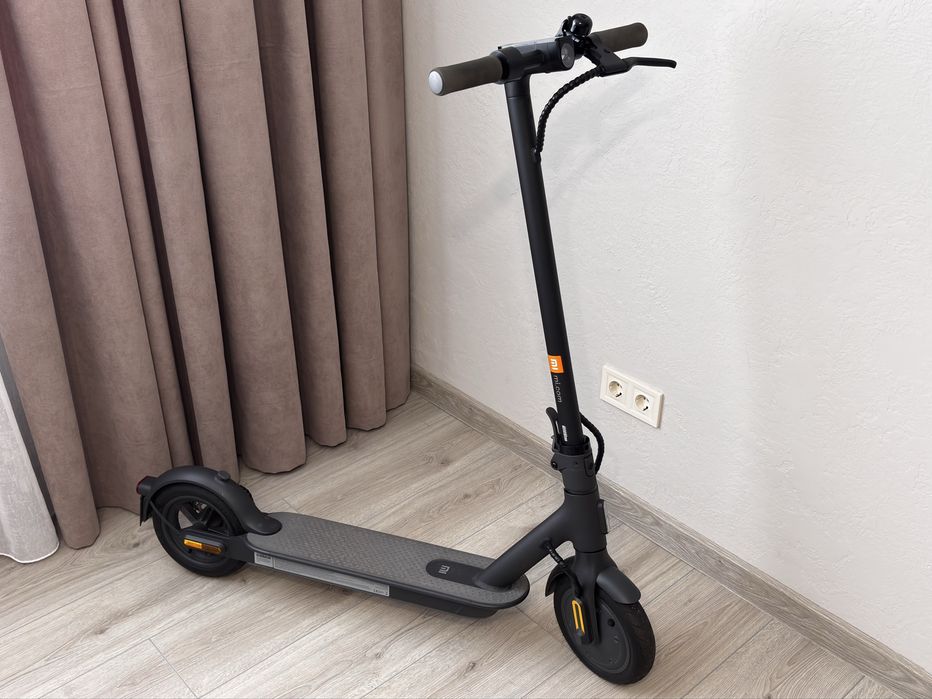 Електросамокат Xiaomi Mi Electric Scooter Essential