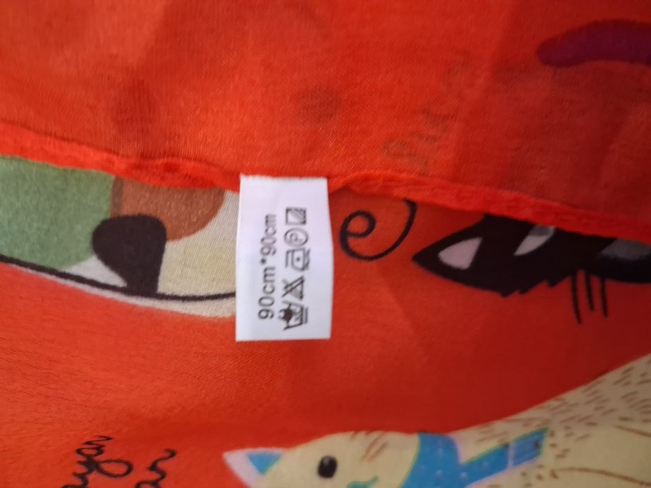 *Jedwabna chusta dla miłośniczki kotów.