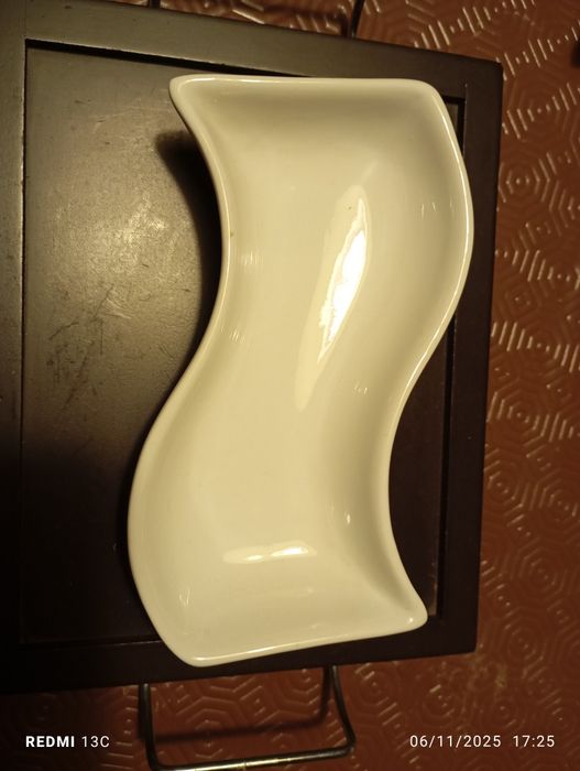 Tabuleiro em madeira com peças em cerâmica