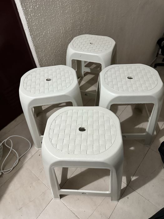 4 bancos de plástico