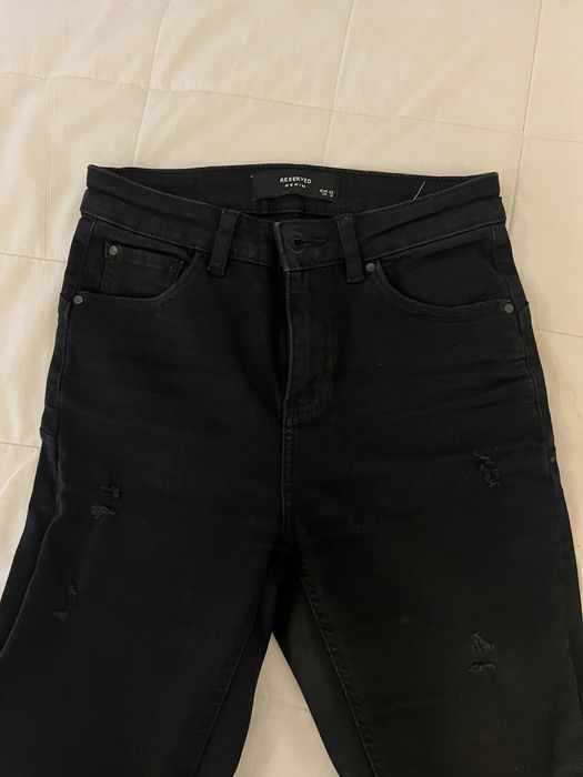 Jeansy z dziurami Reserved