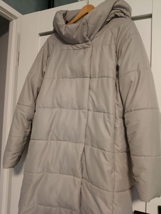 Płaszczyk jasny szary z lekkim beżem,