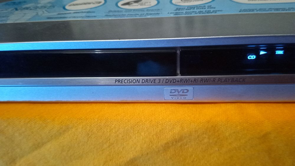 Leitor de Cd's e DVD's Sony com comando