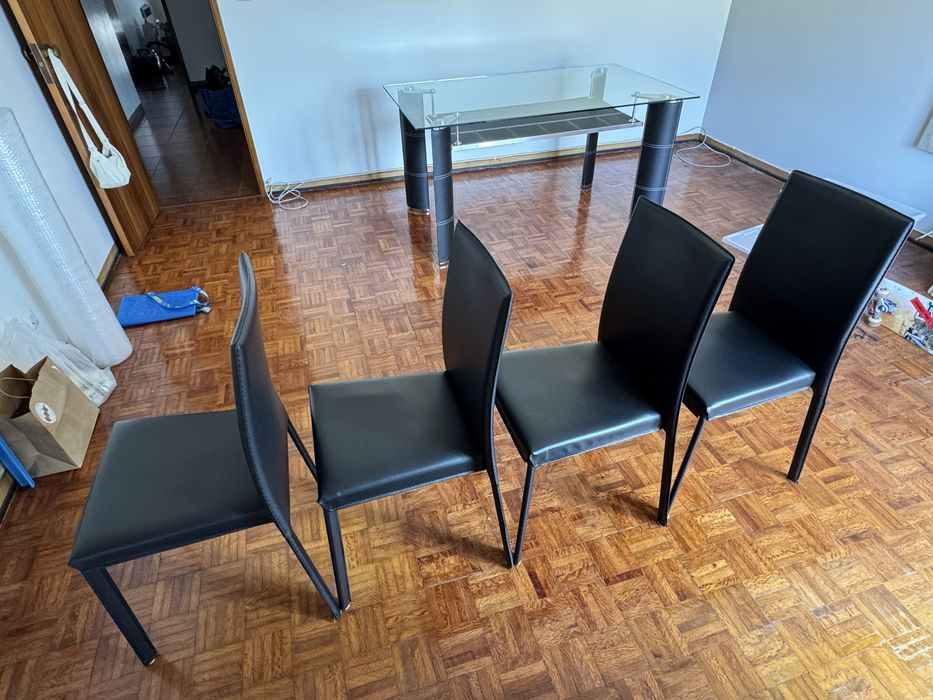 Conjunto mesa e cadeiras de jantar