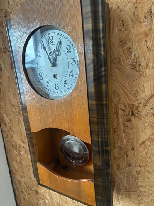 Настінний годинник. В робочому стані.