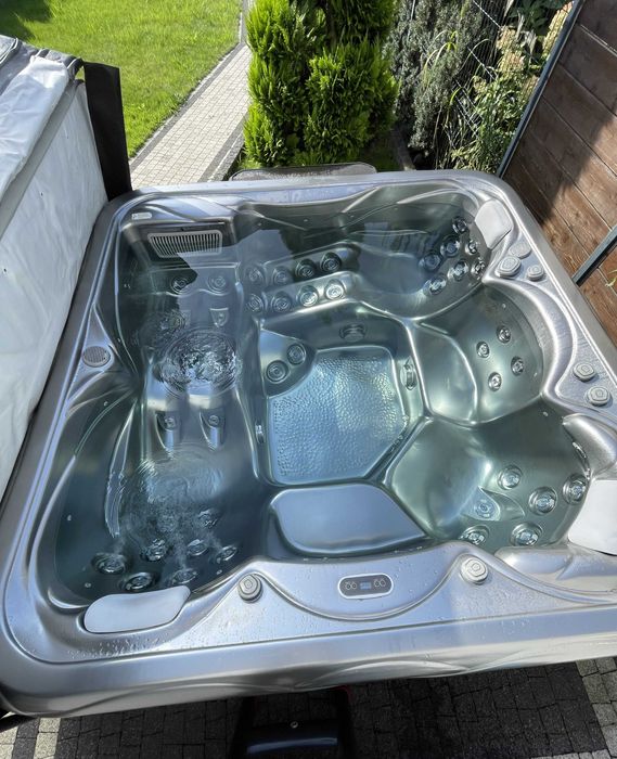 Jacuzzi Ogrodowe SATURN Wellis Minibasen