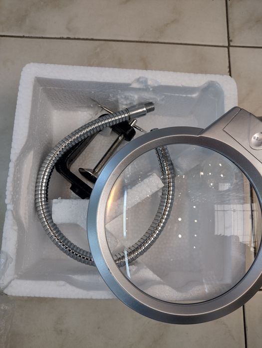 Лучшая лупа с подсветкой, большая, на гибком шланге. Диаметр 130 мм.