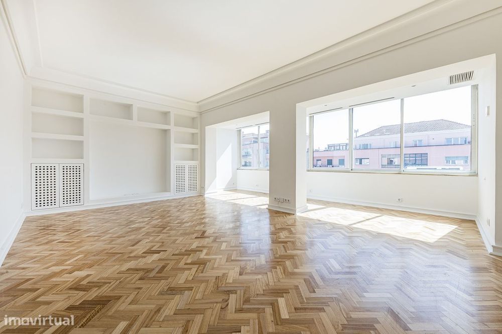 Espetacular apartamento T5 totalmente renovado, na Avenida João XXI