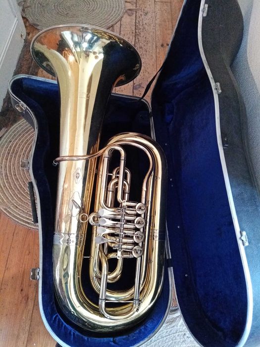 Tuba em sib, marca RUSVAL