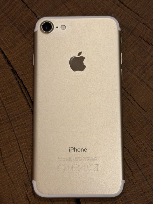 Iphone 7 używany, noszony w etui. Polecam