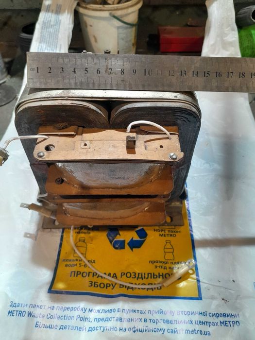 Большой трансформатор микроволновой печи.