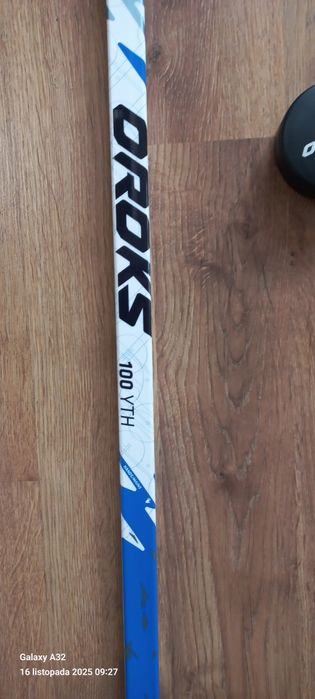 Dwa kije do hokeja piłka oraz krążek dla dziecka