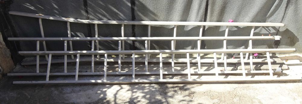 Three-Section Extension Ladder Aluminum (Each Section 3 Meters/9 Steps)64285052594946120